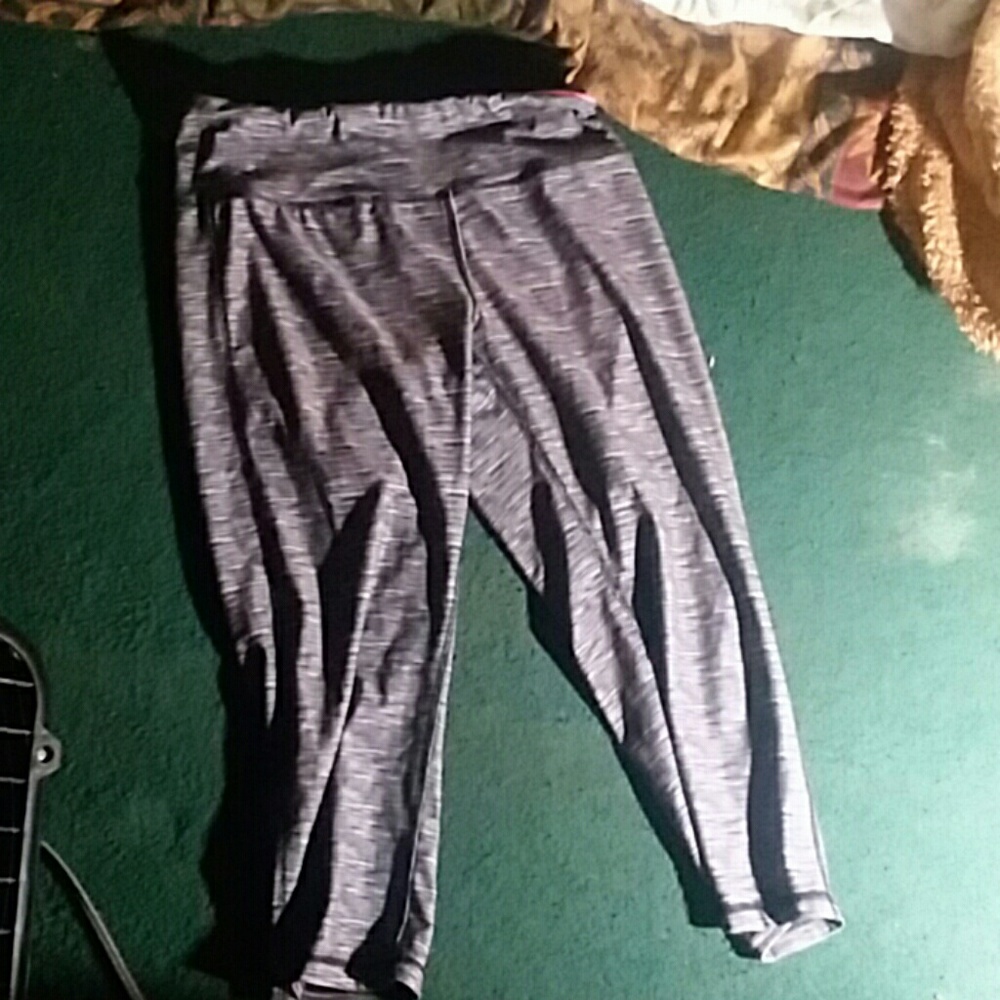 I am selling yoga pants that I can't fit
